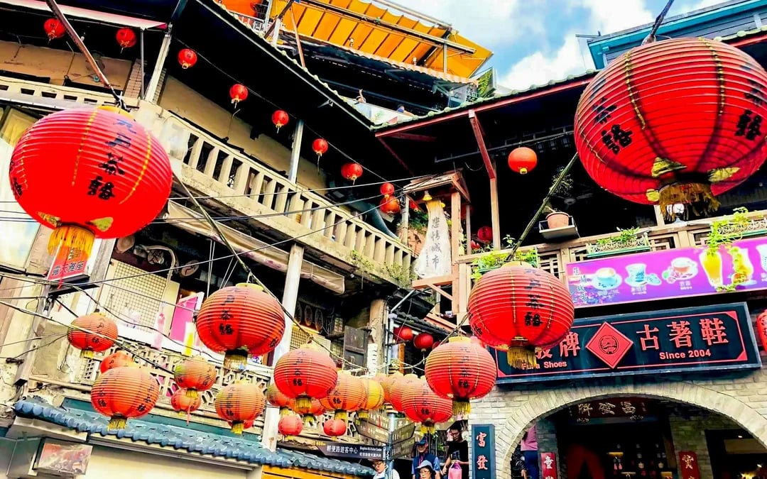 From Taipei: Yehliu, Jiufen & Shifen Day Tour  Image 8
