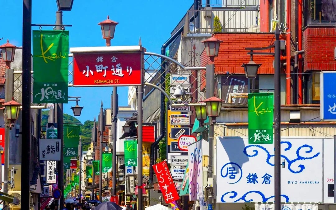 From Tokyo: Kamakura & Yokohama Night Tour with Enoshima, Enoden Train, Yokohama Red Brick Warehouse, & More Image 4