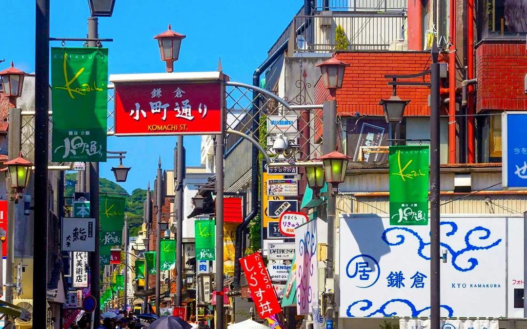 From Tokyo: Kamakura & Yokohama Night Tour with Enoshima, Enoden Train, Yokohama Red Brick Warehouse, & More Image 4