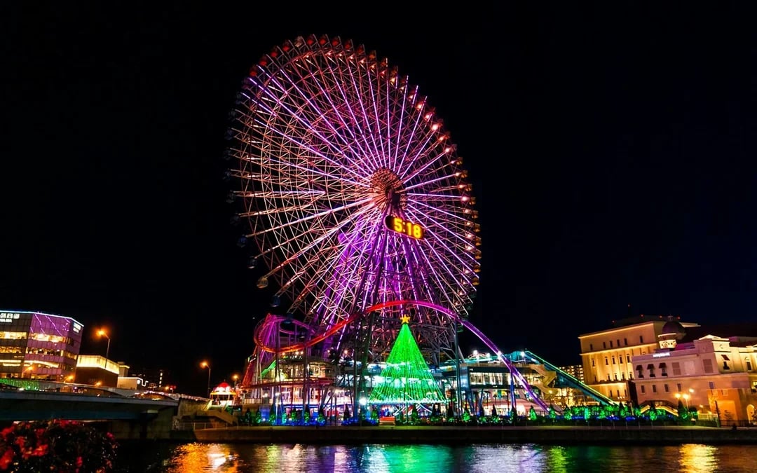 From Tokyo: Kamakura & Yokohama Night Tour with Enoshima, Enoden Train, Yokohama Red Brick Warehouse, & More Image 7