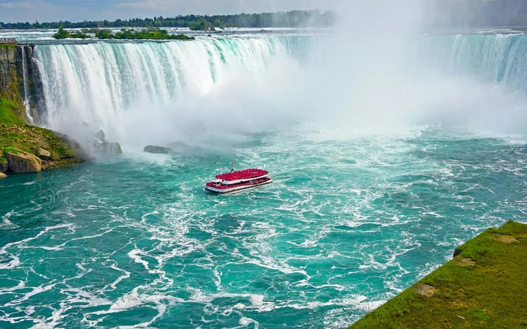 From Toronto: Niagara Falls and Niagara-on-the-Lake Day Tour with Hornblower Cruise & Lunch Image 2