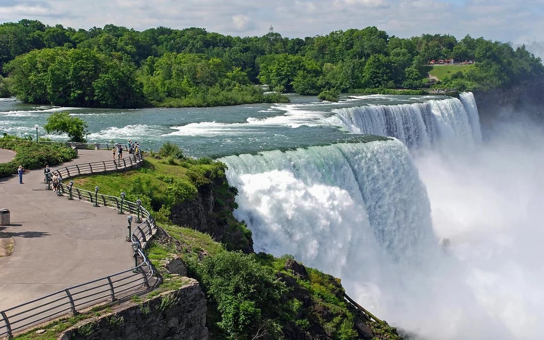 From Toronto: Niagara Falls Evening Sightseeing Tour with Round-Trip Transportation Image 4