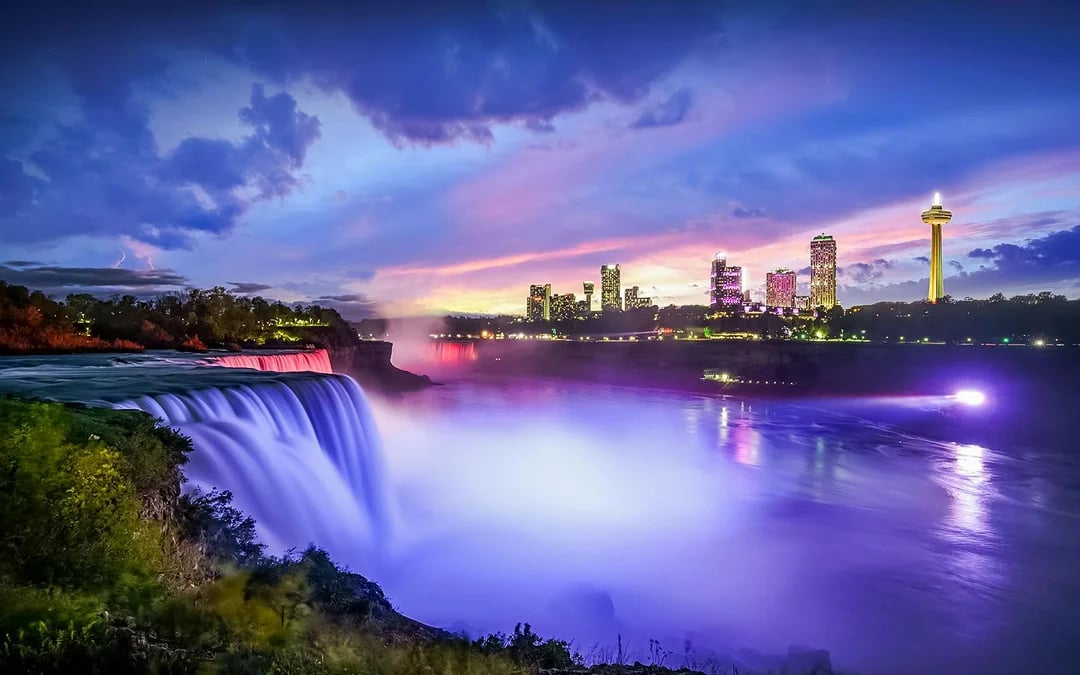 From Toronto: Niagara Falls Evening Sightseeing Tour with Round-Trip Transportation Image 5