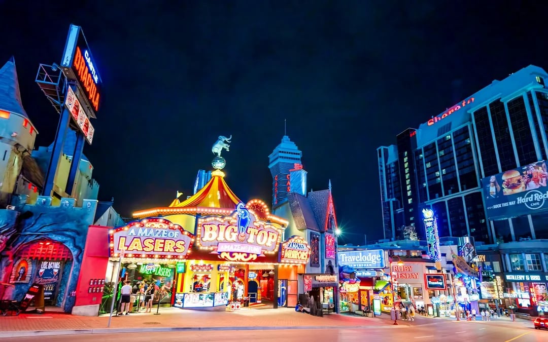 From Toronto: Niagara Falls Evening Sightseeing Tour with Round-Trip Transportation Image 9