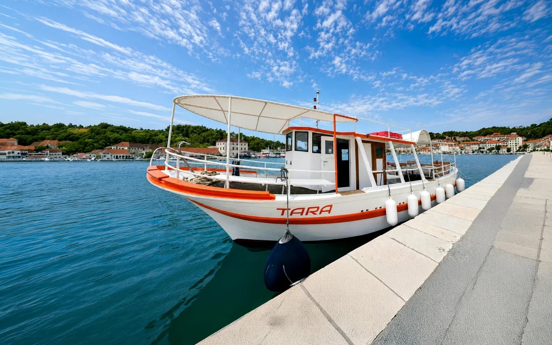 From Trogir: Blue Lagoon & Maslinica Boat Tour with Lunch Image 1