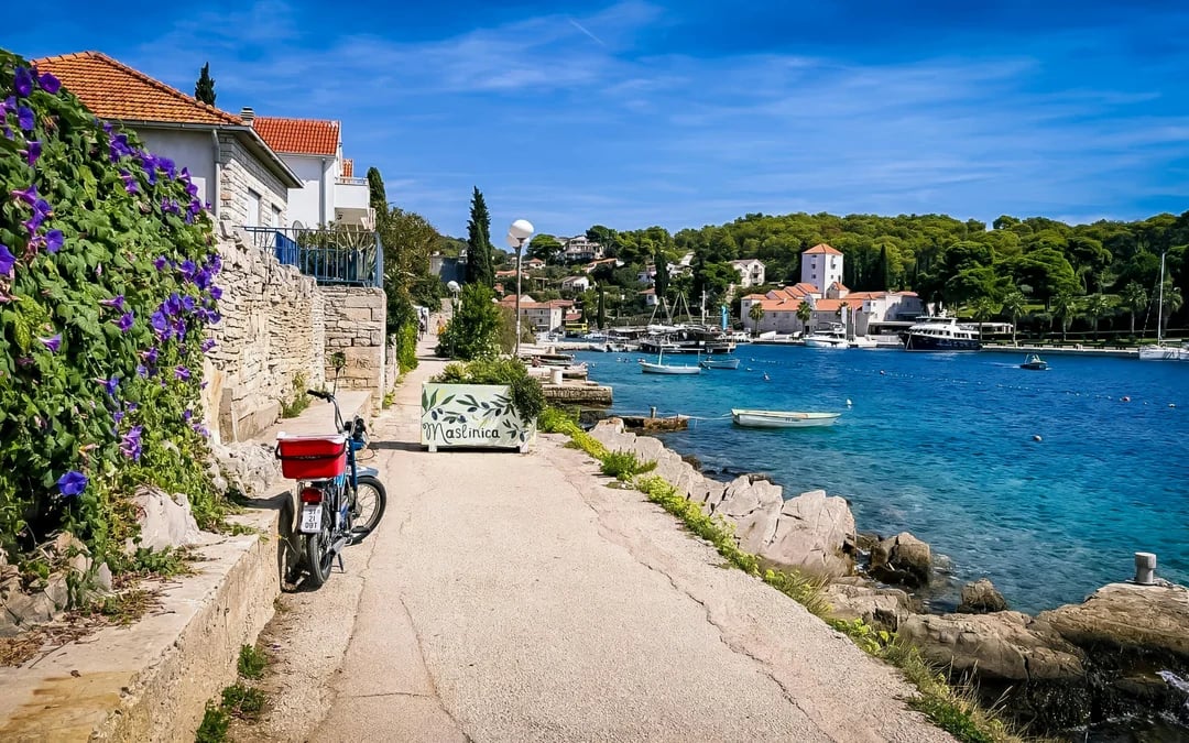 From Trogir: Blue Lagoon & Maslinica Boat Tour with Lunch Image 2