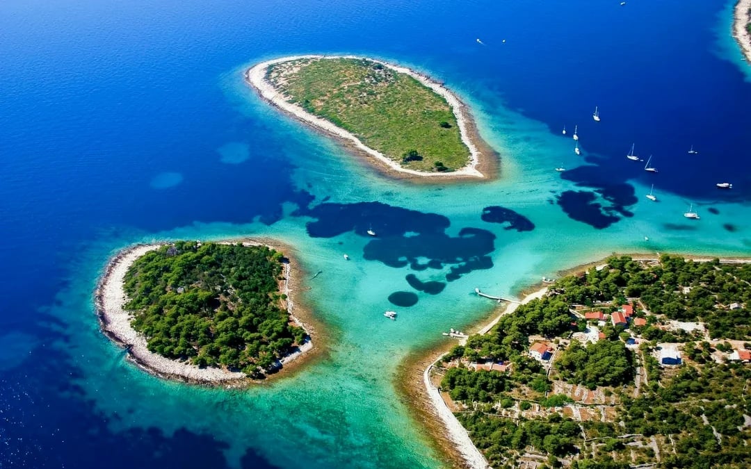 From Trogir: Blue Lagoon & Maslinica Boat Tour with Lunch Image 9