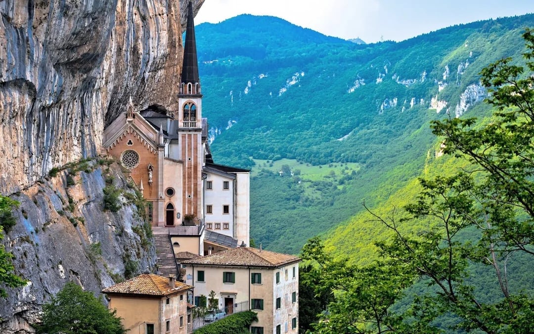 From Verona: Sirmione, Lazise and Madonna della Corona Sanctuary full-day tour Image 10