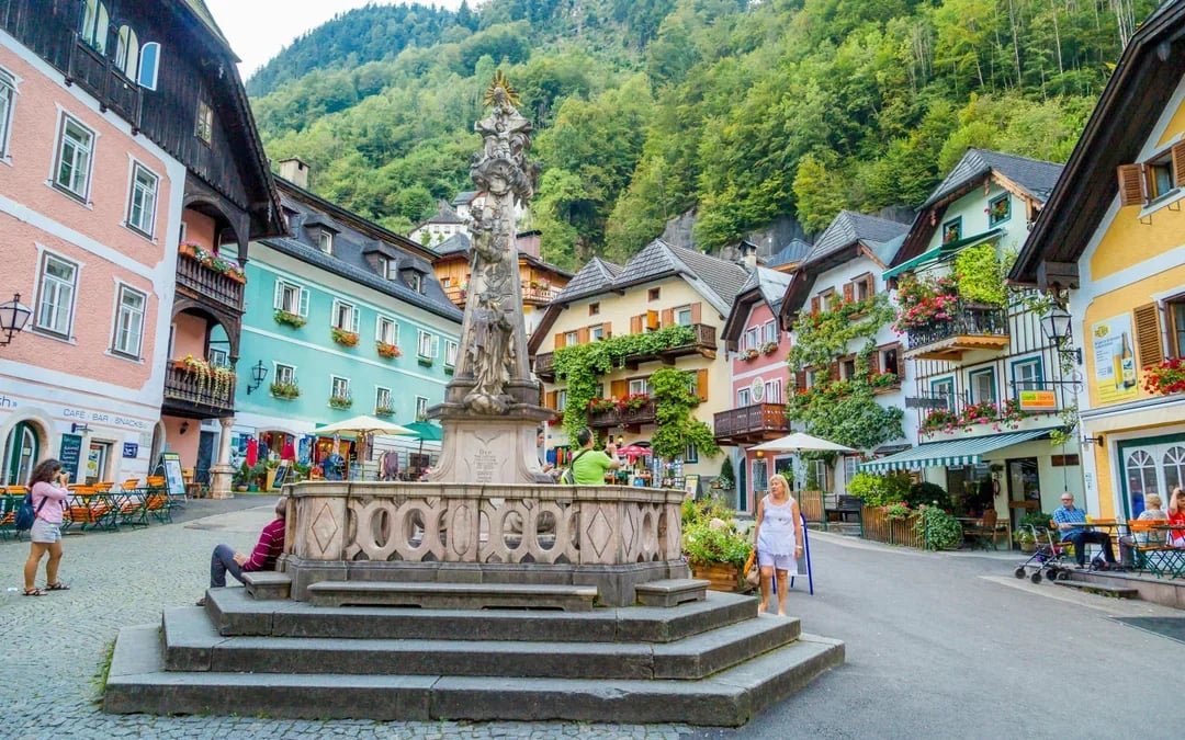 From Vienna: Hallstatt & Alpine Peaks Day Trip with Skywalk Lift Image 10