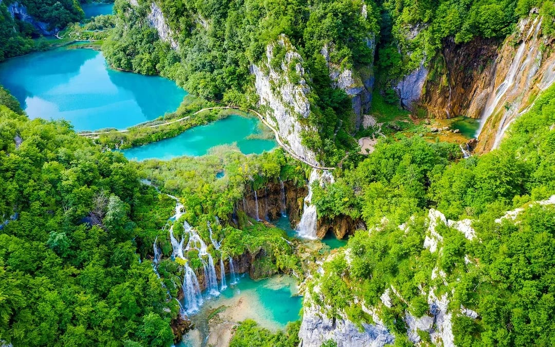 From Zagreb: Full-Day Trip to Plitvice Lakes National Park with Drop-off in Split Image 2