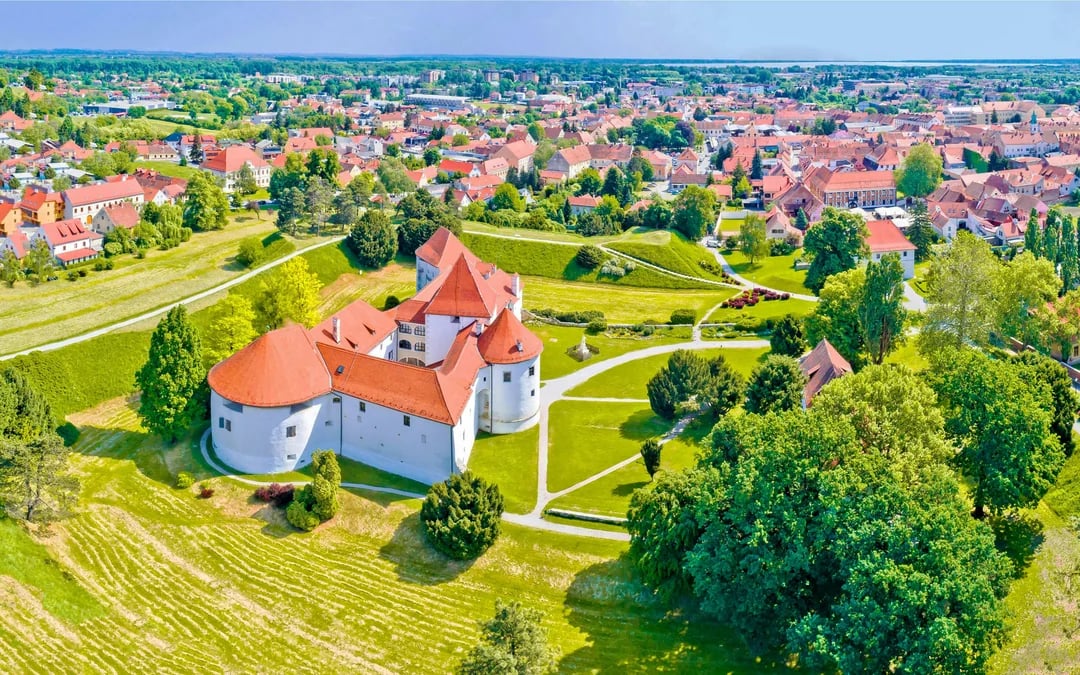 From Zagreb: Trakoscan Castle & Varazdin Guided Day Trip with Walking Tour
Image 1
