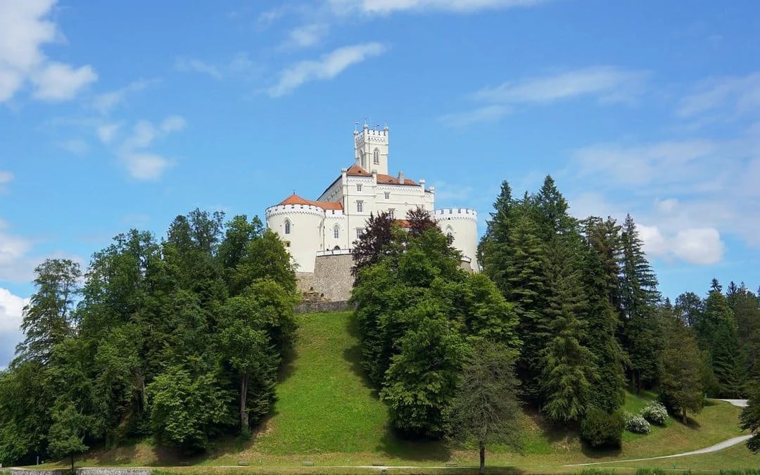From Zagreb: Trakoscan Castle & Varazdin Guided Day Trip with Walking Tour
 Image 4