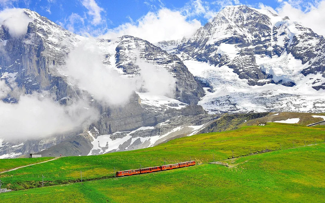 From Zürich: Grindelwald, Interlaken & Lauterbrunnen Day Trip Image 2