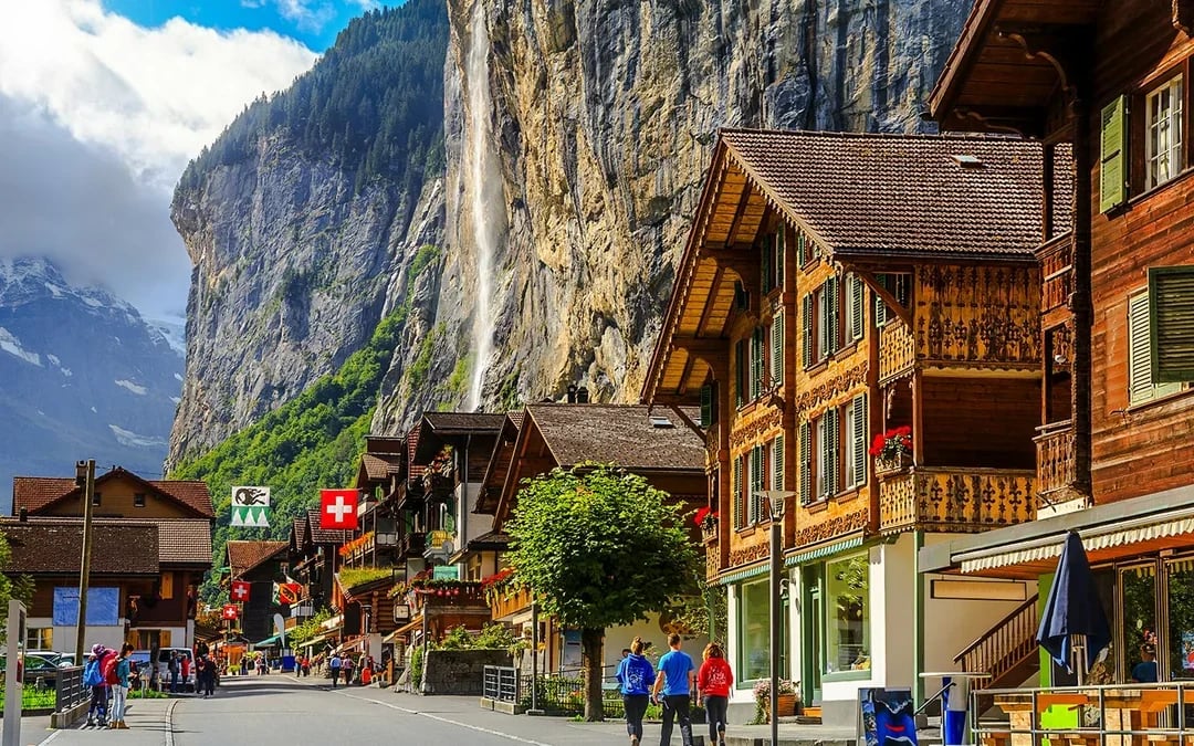 From Zürich: Grindelwald, Interlaken & Lauterbrunnen Day Trip Image 11