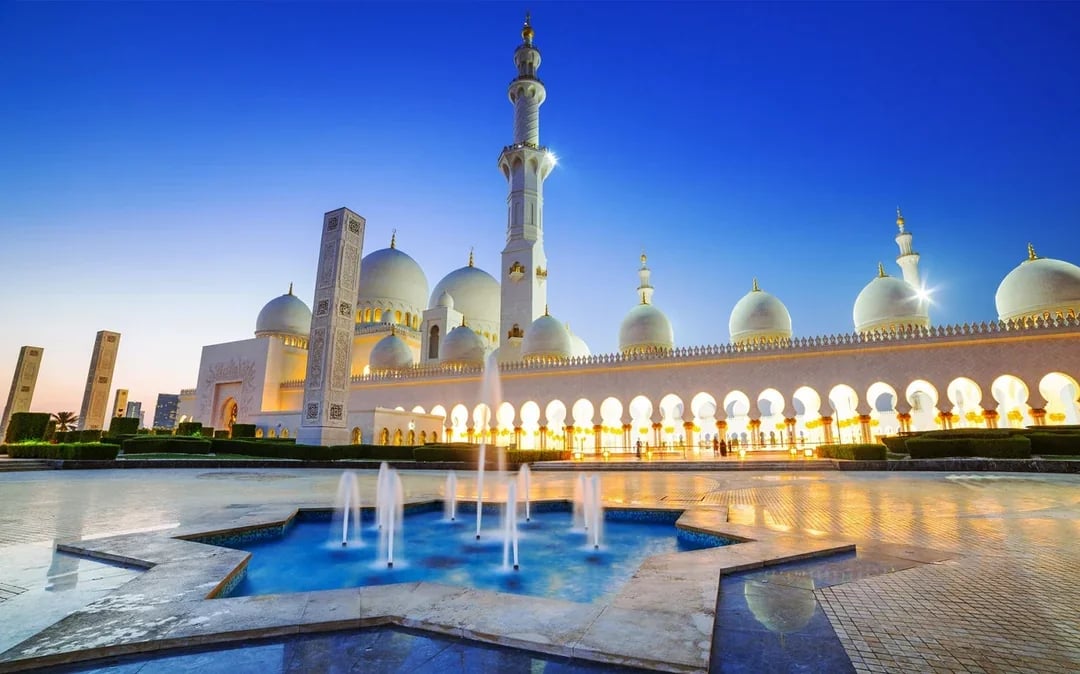 Full-Day Guided Tour of Abu Dhabi Mosque & Warner Bros. from Dubai Image 4