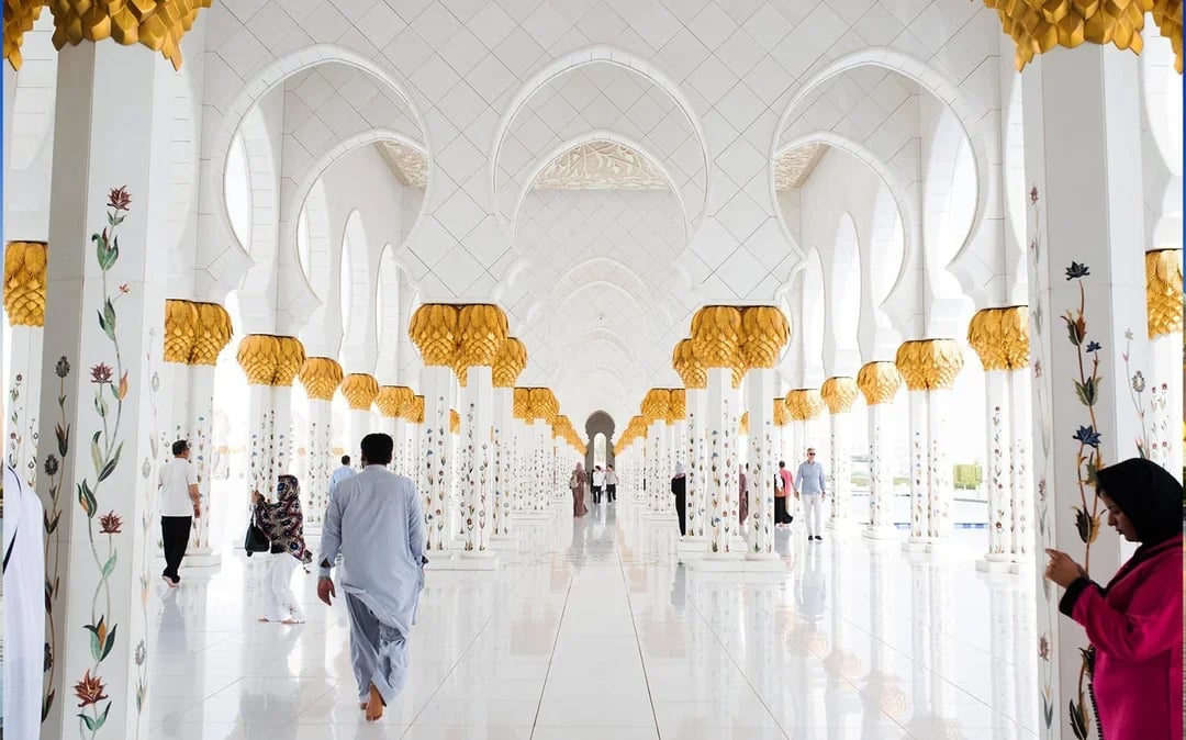 Full-Day Guided Tour of Abu Dhabi Mosque & Warner Bros. from Dubai Image 7