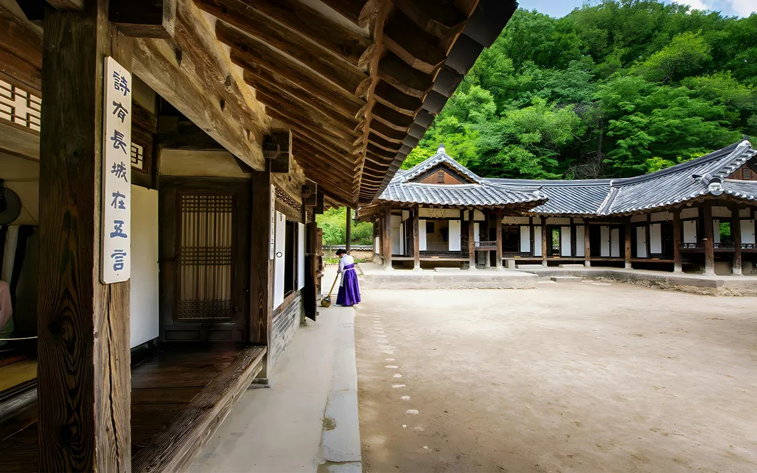 Full-Day Tour of Suwon Hwaseong with Korean Folk Village Image 5