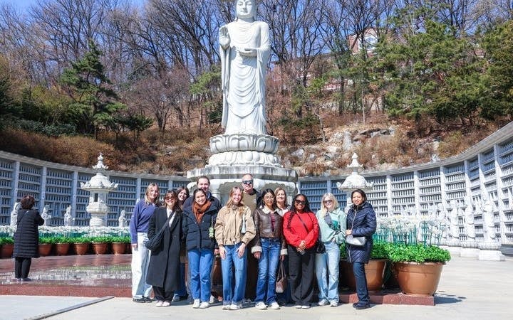Gangnam Walking Tour of Bongeunsa Temple, Starfield Library, and Korean BBQ Dinner with Drinks Image 5