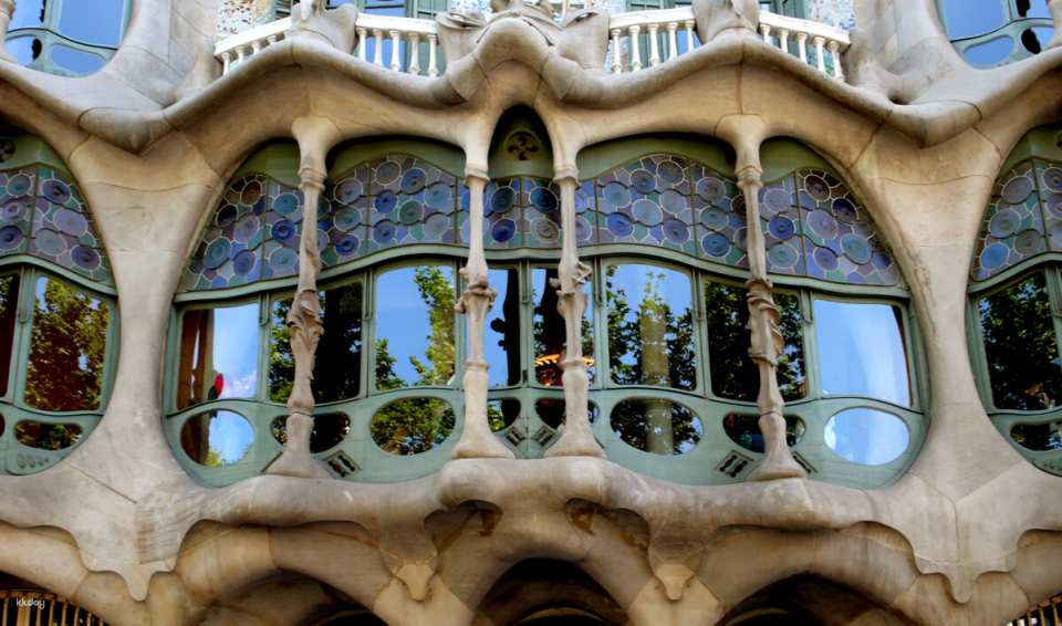 Go City | Barcelona Explorer Pass (Choose 2-7 attractions including Sagrada Familia Tour & Park Guell Tour)