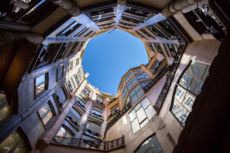 Go City | Barcelona Explorer Pass (Choose 2-7 attractions including Sagrada Familia Tour & Park Guell Tour)