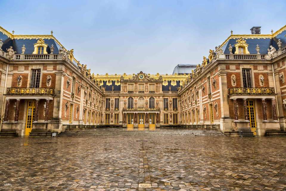 Go City | The Paris Pass® (Includes Eiffel Tower Climb, Bateaux Parisiens River Cruise with upgrade option to include Paris Museum Pass)