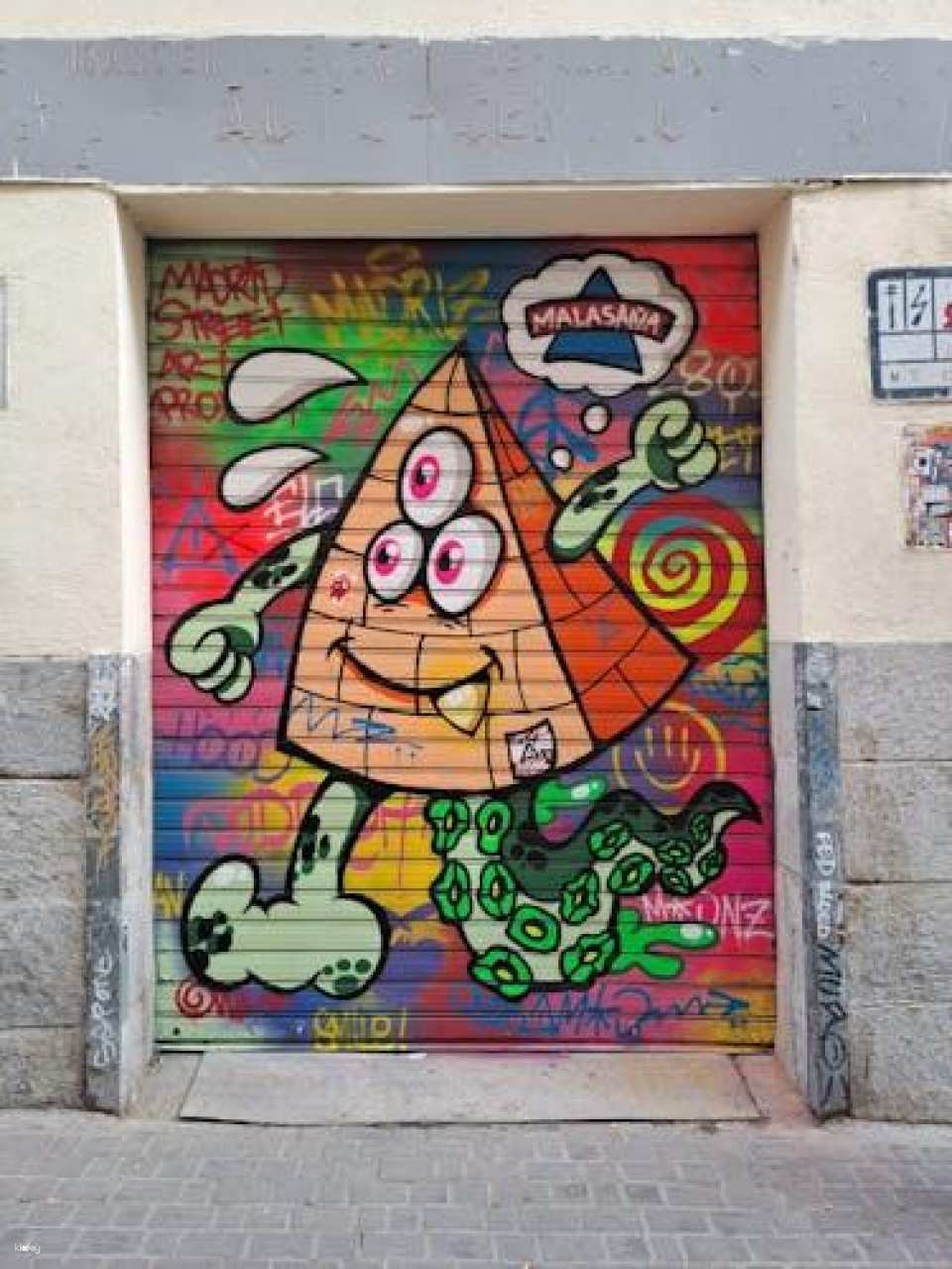 Graffiti and street art walking tour in Lavapiés district