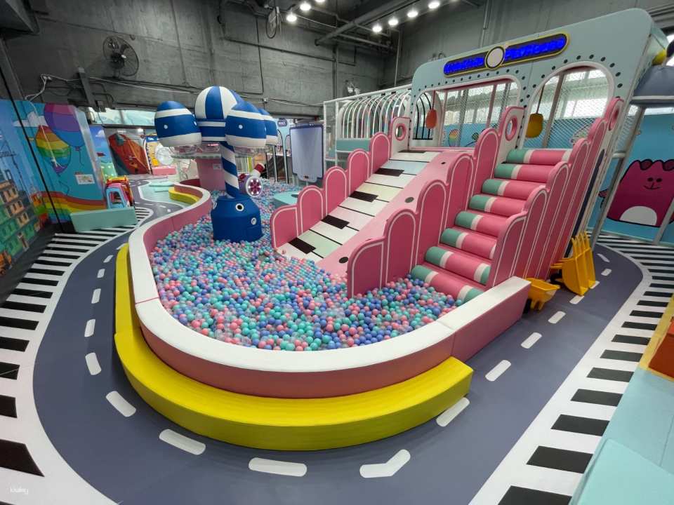 [Great Family Spots in Kowloon Bay] Kids Kids Playhouse | Newly built 7,000 sq ft indoor children's tram depot | Architecture school, maintenance bus station, role-playing firefighter experience | AR motion games | Children's playground | Kowloon Bay Mega box (9th floor)