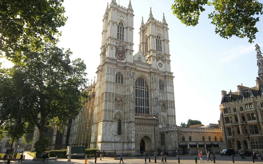 Guided Bus Tour of Royal London & Westminster Abbey Visit with Afternoon Tea Image 1