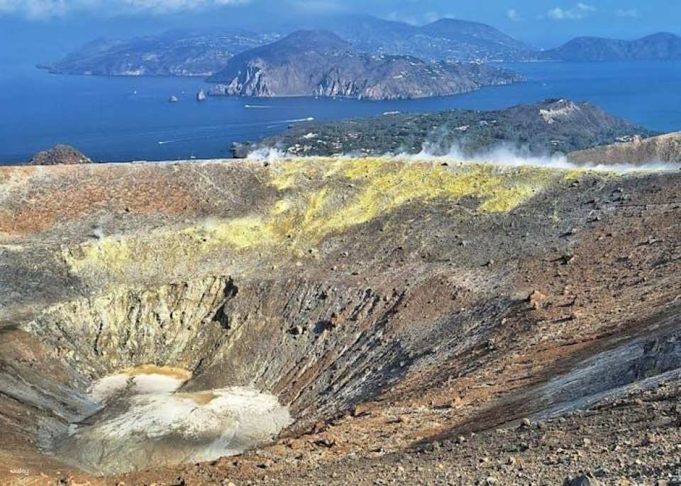 Guided hike to the great crater of Vulcano Island