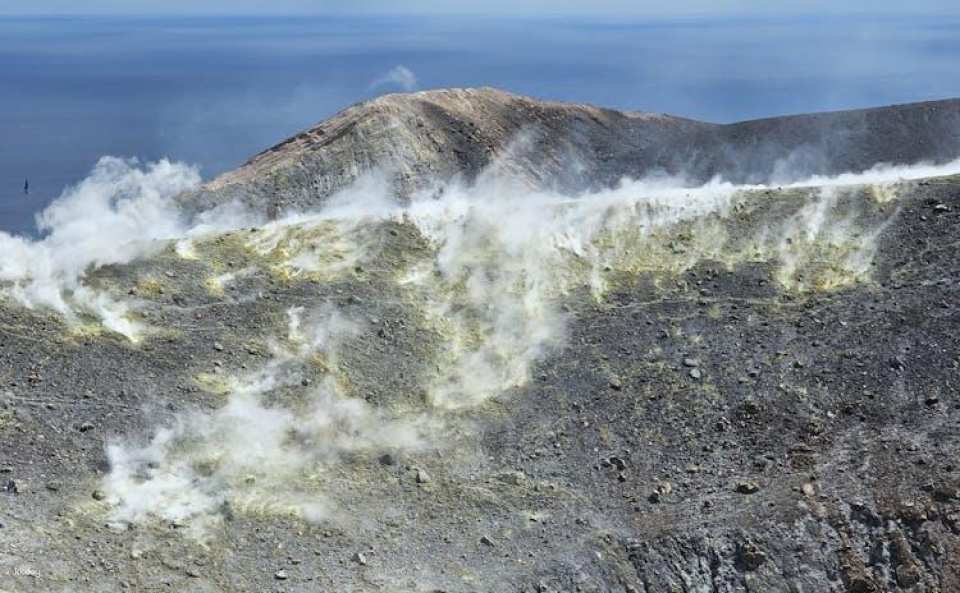 Guided hike to the great crater of Vulcano Island