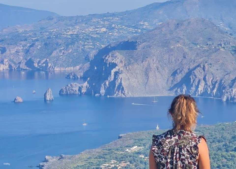 Guided hike to the great crater of Vulcano Island