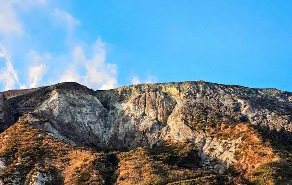 Guided hike to the great crater of Vulcano Island