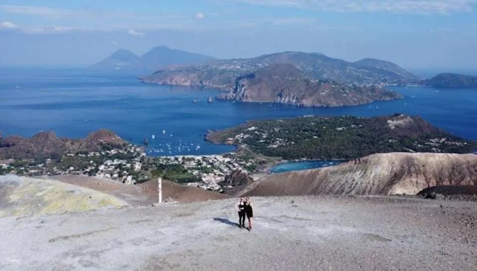 Guided hike to the great crater of Vulcano Island