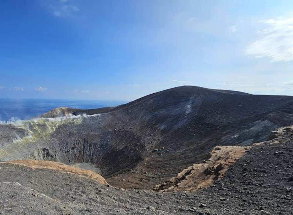 Guided hike to the great crater of Vulcano Island