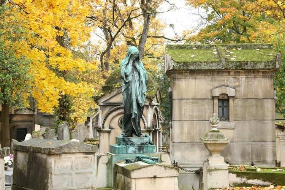 Guided tour of famous graves at Père Lachaise