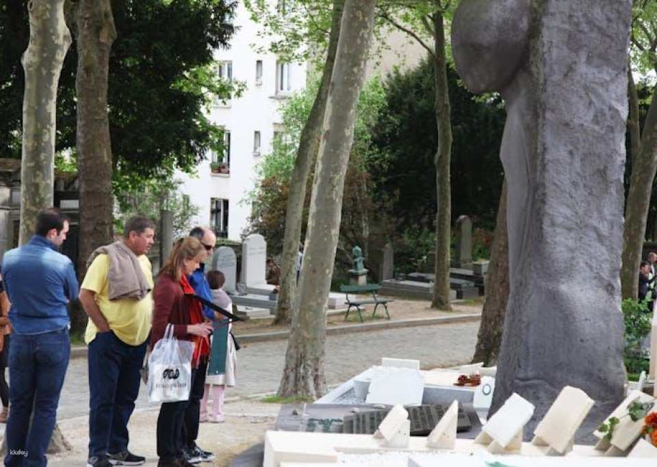 Guided tour of famous graves at Père Lachaise