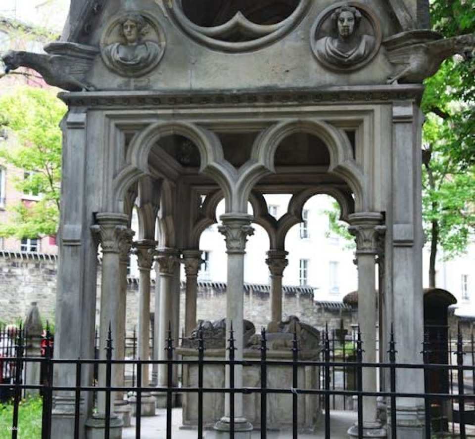 Guided tour of famous graves at Père Lachaise