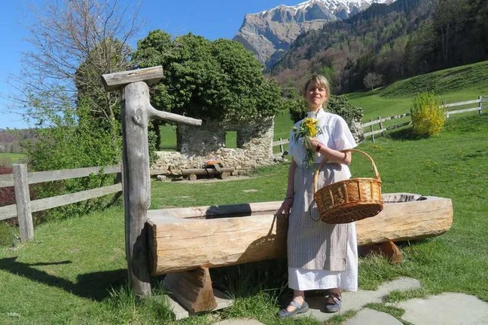 Guided tour of Heidi's home in the Heidi Village in Maienfeld