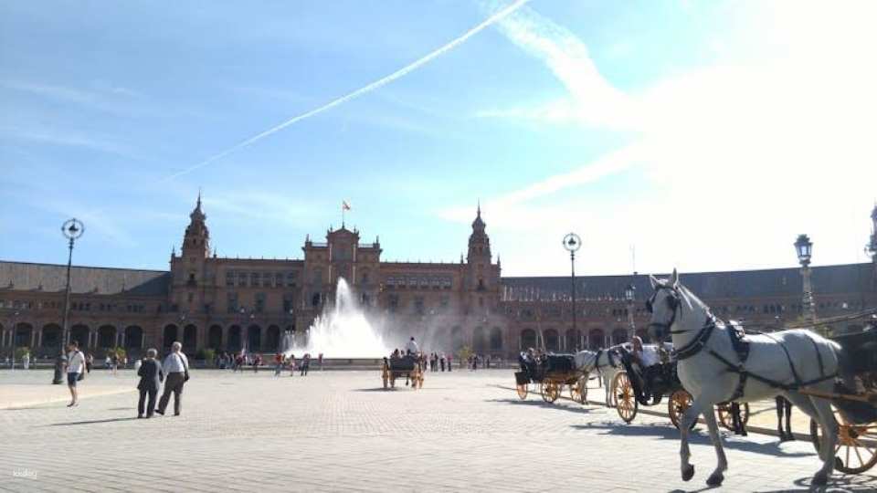Guided tour of Plaza de España and María Luisa Park