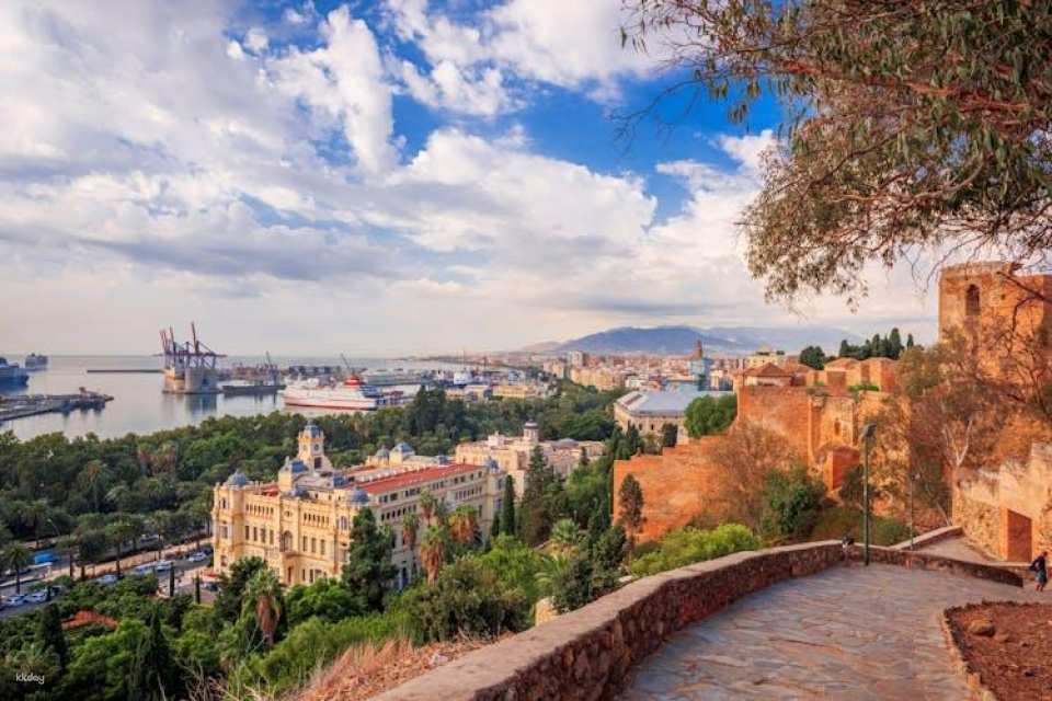 Guided tour to Malaga's photogenic places with a local