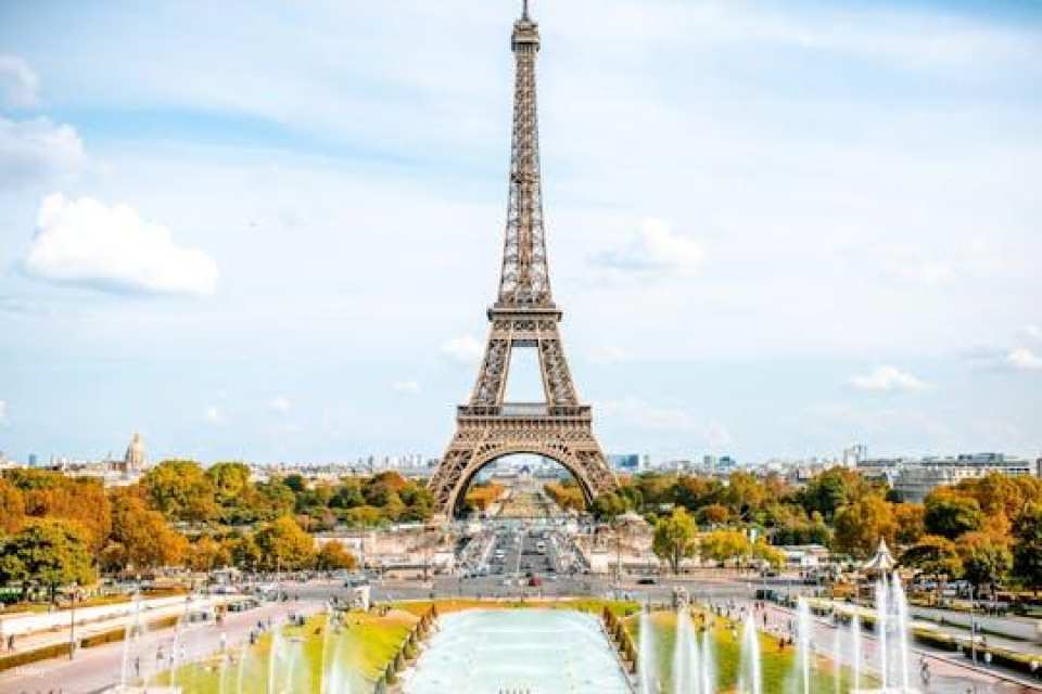 Guided visit of the Eiffel Tower by foot with summit option