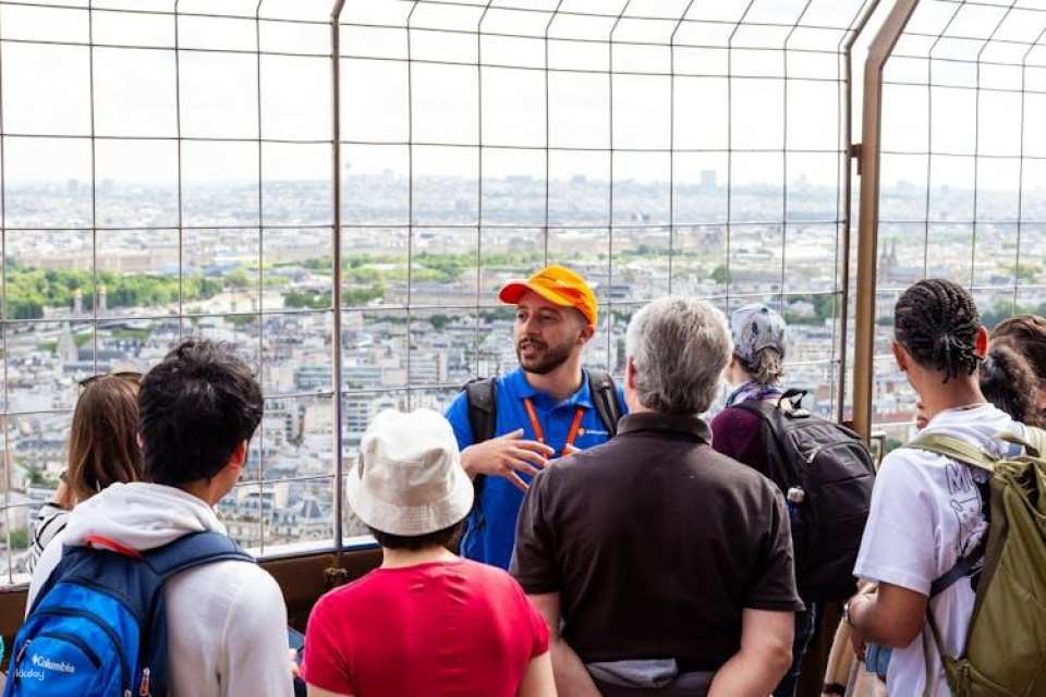 Guided visit of the Eiffel Tower by foot with summit option