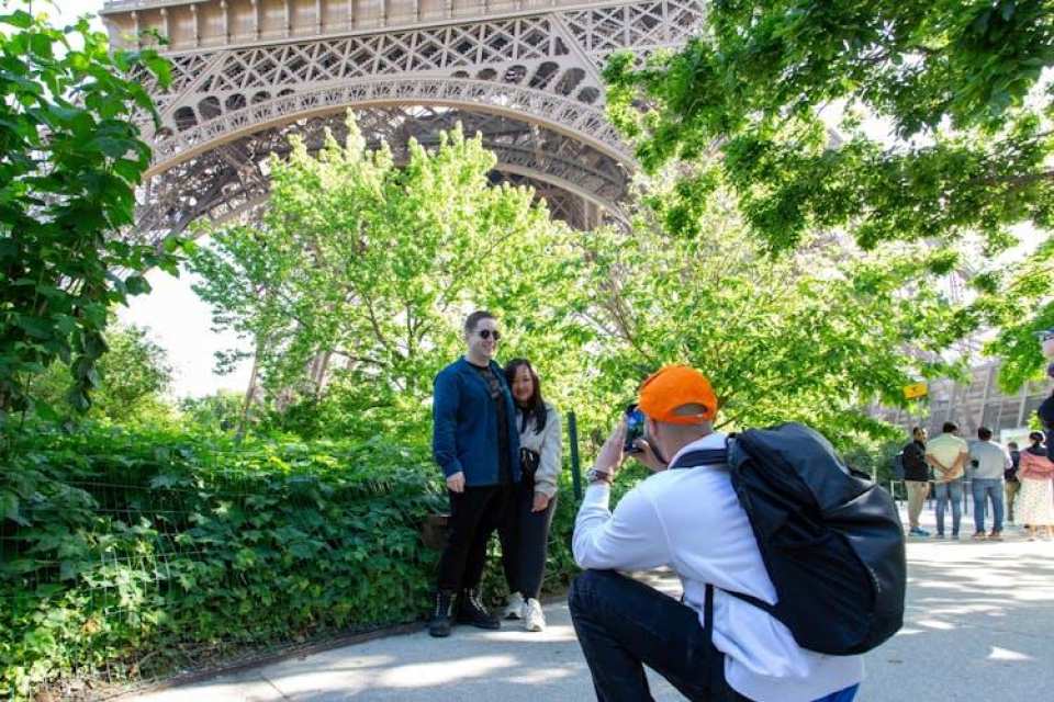 Guided visit of the Eiffel Tower by foot with summit option