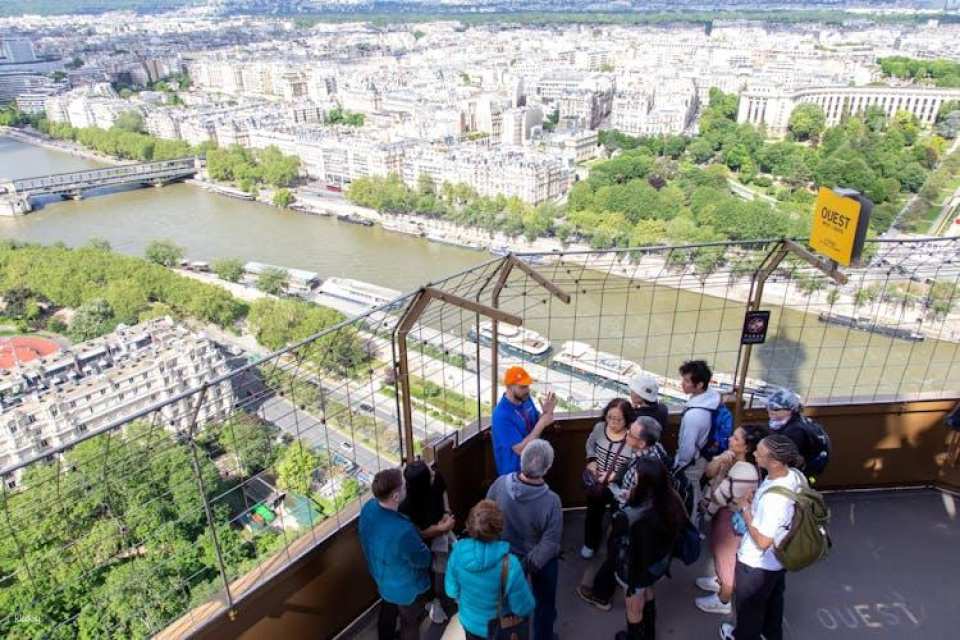 Guided visit of the Eiffel Tower by foot with summit option