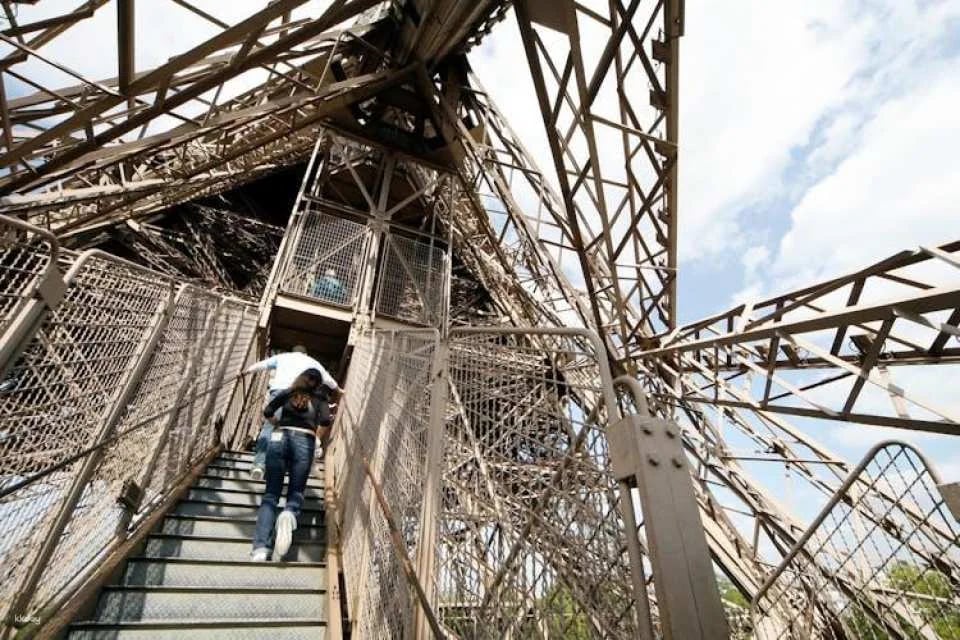 Guided visit of the Eiffel Tower by foot with summit option
