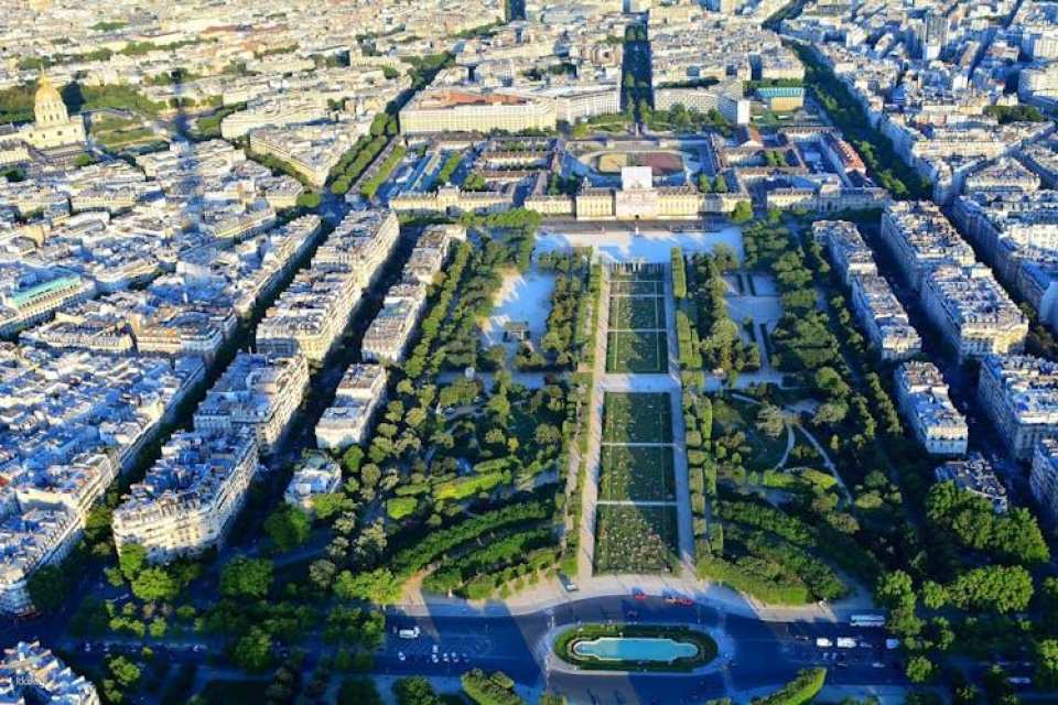 Guided visit of the Eiffel Tower by foot with summit option