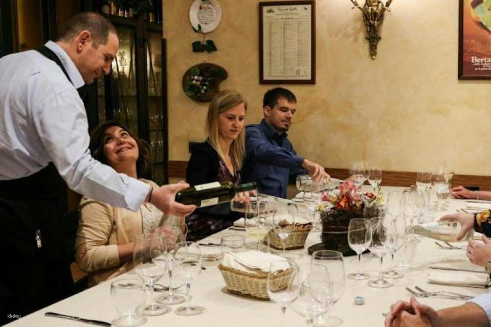 Guided wine tasting and food pairing dinner near the Pantheon