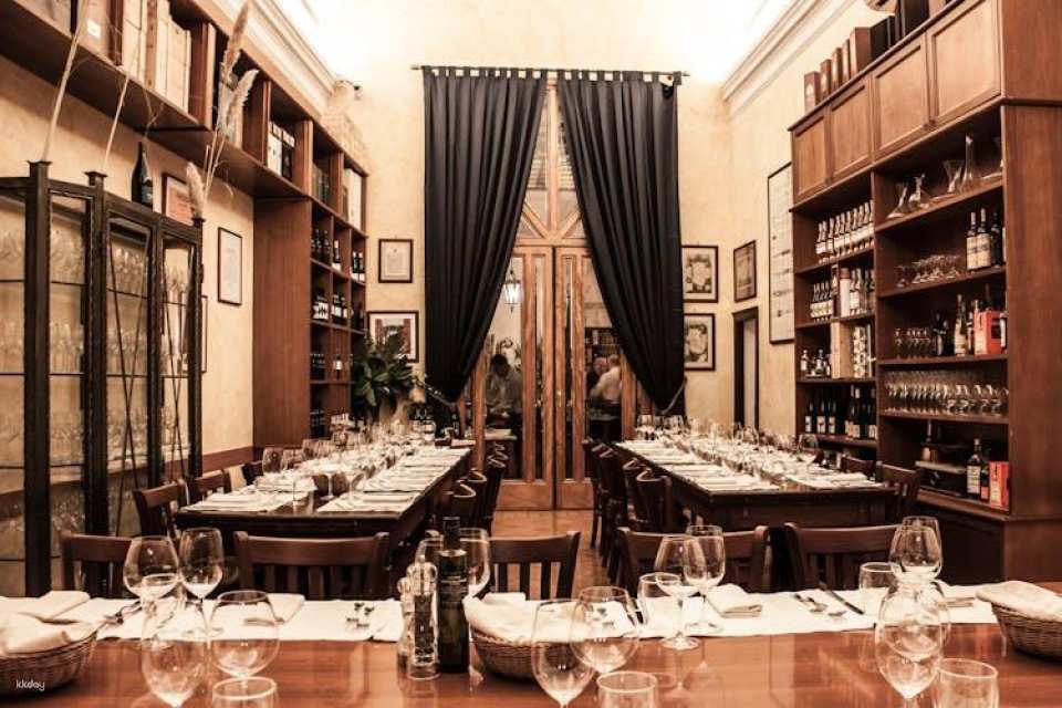 Guided wine tasting and food pairing dinner near the Pantheon