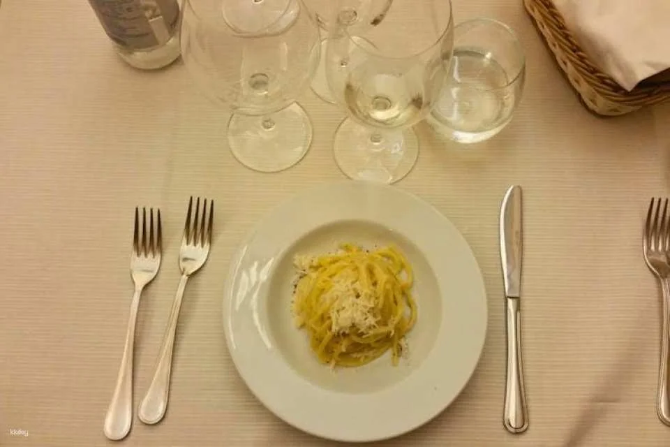 Guided wine tasting and food pairing dinner near the Pantheon