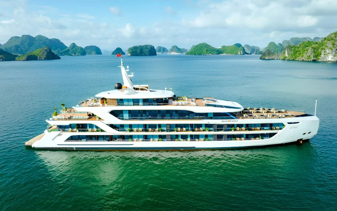 Ha Long & Lan Ha Bay 6-Star Luxury Overnight Cruise with Dark & Bright Cave Image 1